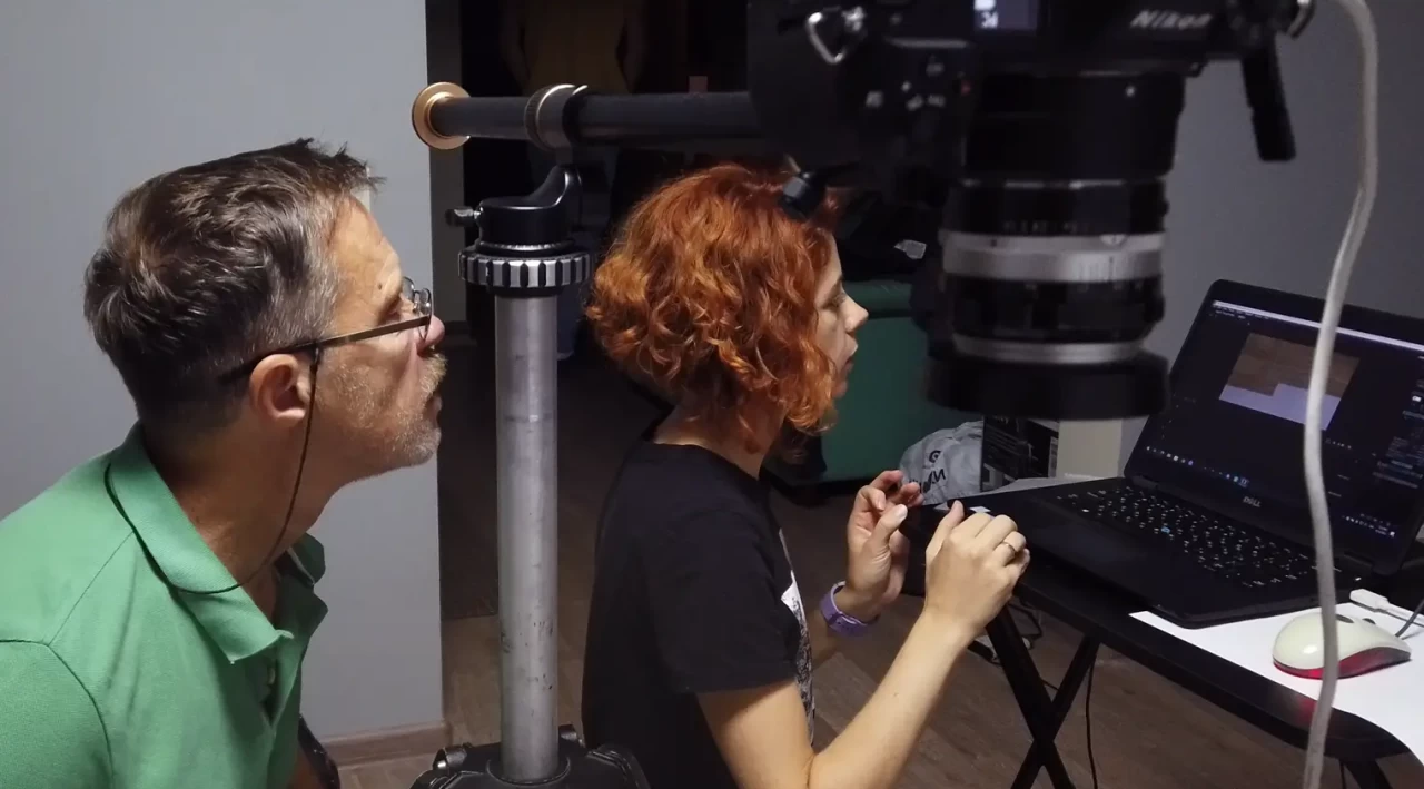 Stop-motion animation control — reviewing frames and synchronizing motion on screen