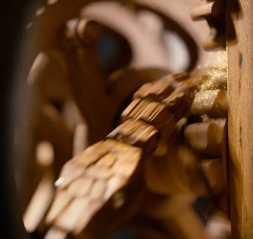 еревянная змея запускает механизм с шестерёнками — новогодний ролик COSWICK